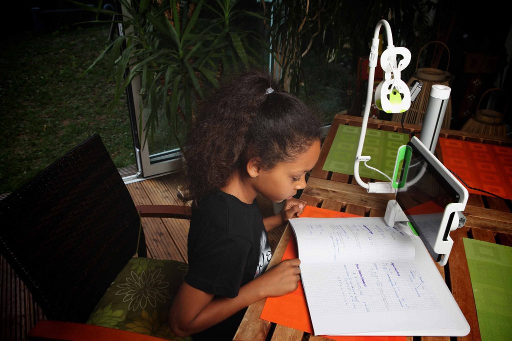 Lernendes Kind während gemeinschaftlicher elektronischer Nachhilfe